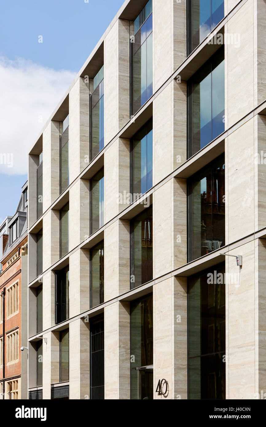 Travertin Eingang Fassade in der Perspektive. Chancery Lane, London, Vereinigtes Königreich. Architekt: Bennetts Associates Architekten, 2015. Stockfoto