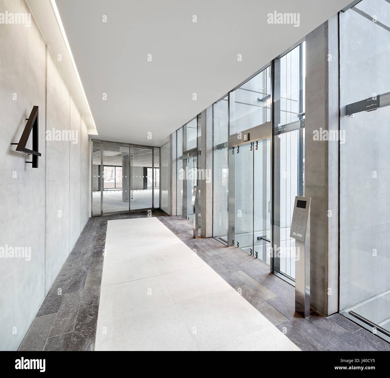 Aufzug-Korridor im 4. Stock. Chancery Lane, London, Vereinigtes Königreich. Architekt: Bennetts Associates Architects, 2015. Stockfoto