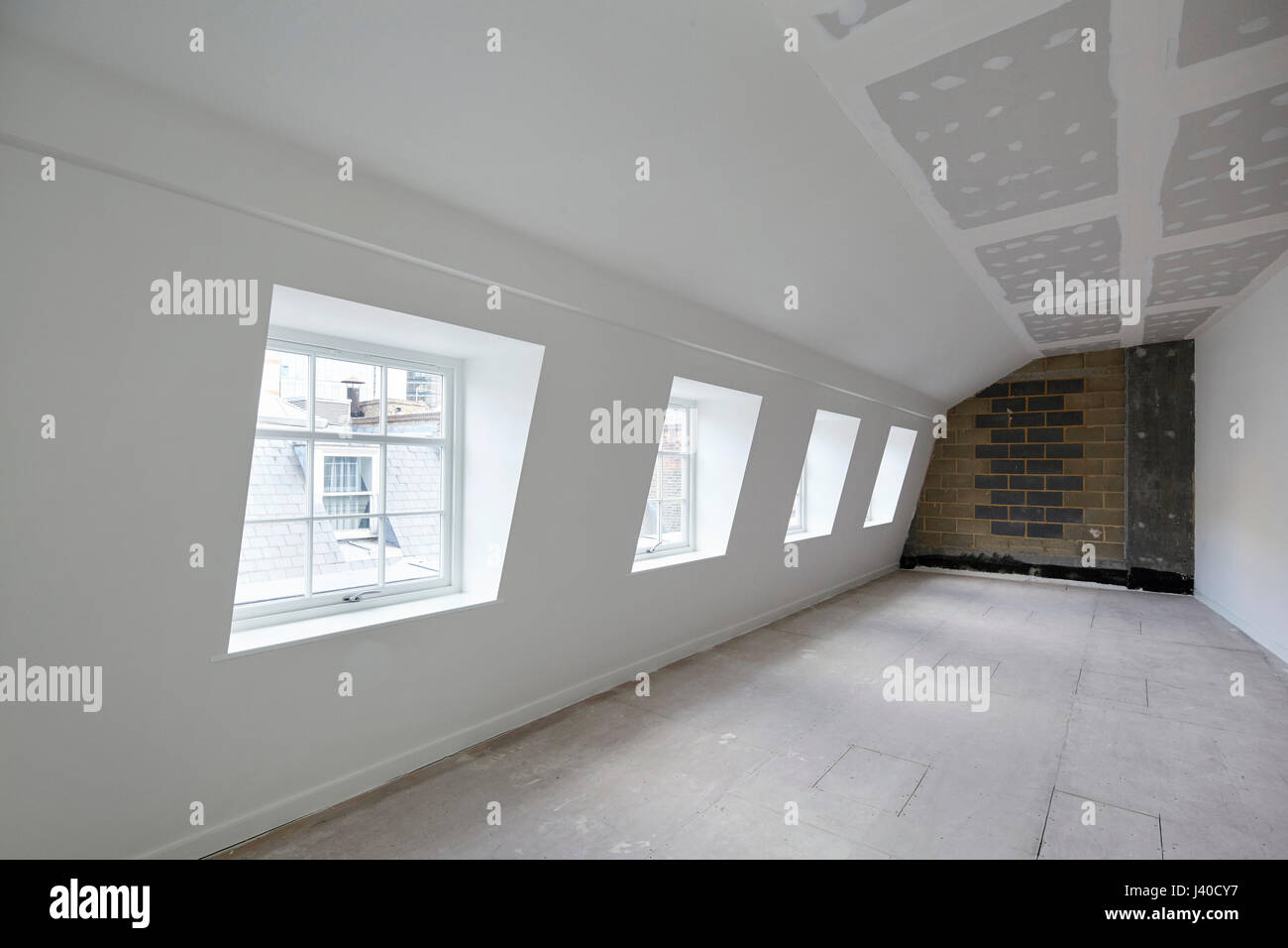 Unmöblierte Zimmer im obersten Stockwerk. Chancery Lane, London, Vereinigtes Königreich. Architekt: Bennetts Associates Architects, 2015. Stockfoto