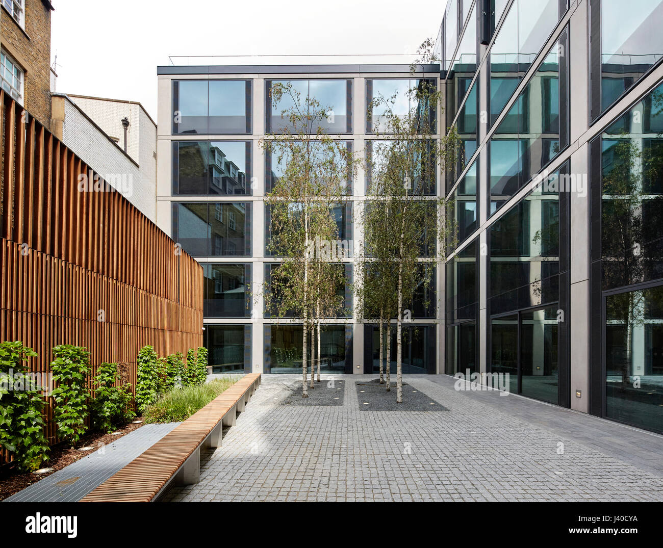Landschaftlich gestalteten Garten im Innenhof. Chancery Lane, London, Vereinigtes Königreich. Architekt: Bennetts Associates Architekten, 2015. Stockfoto