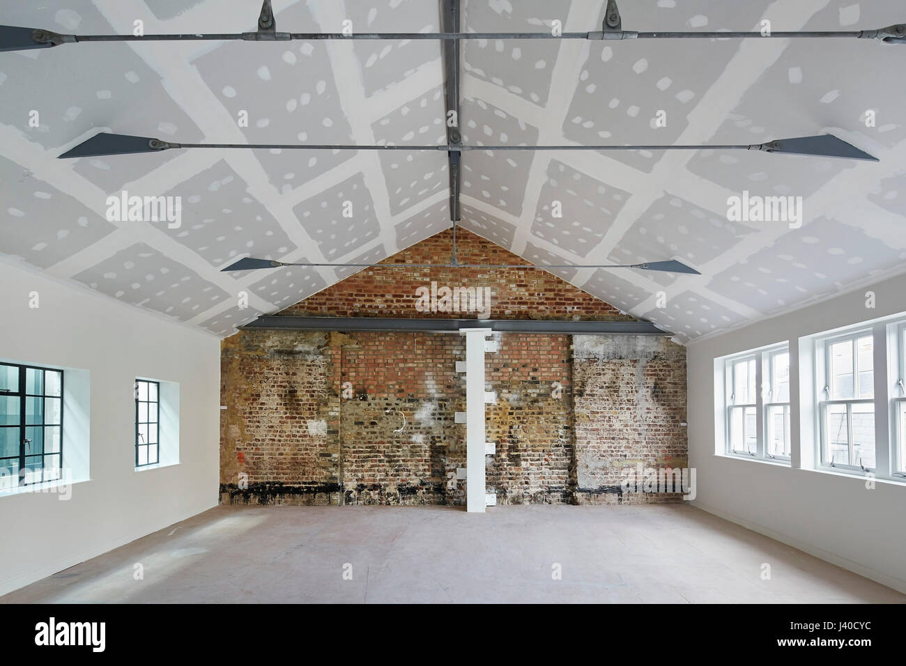 Nicht möbliert und renoviert im obersten Stock des historischen Gebäudes. Chancery Lane, London, Vereinigtes Königreich. Architekt: Bennetts Associates Architekten, 2015. Stockfoto