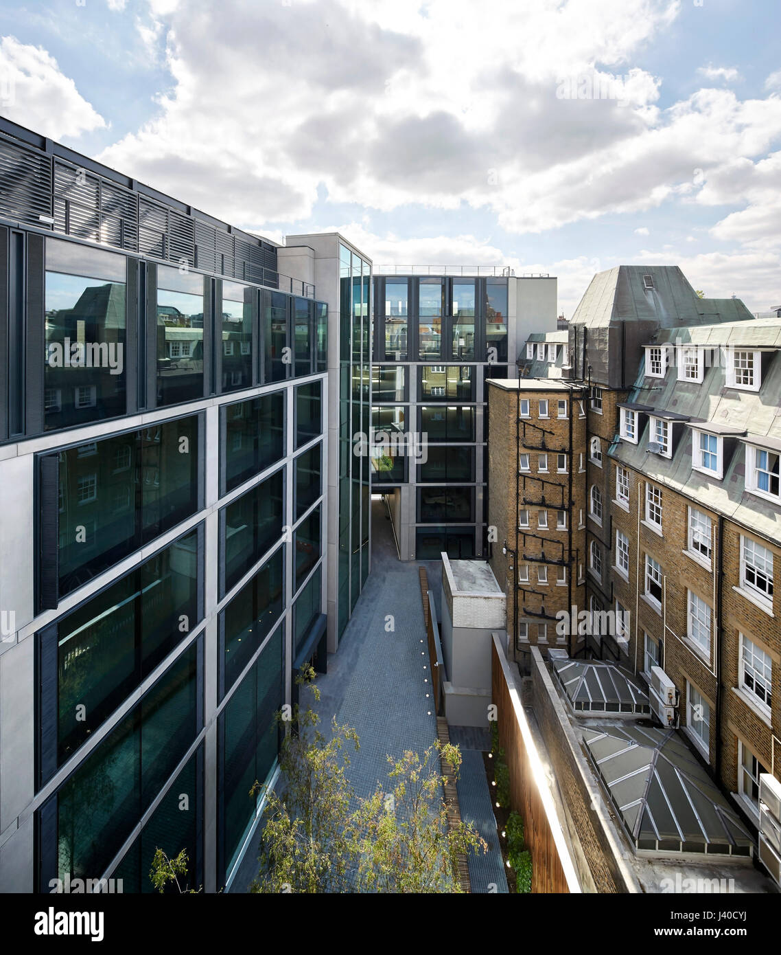 Erhöhten Blick von Osten in den begrünten Innenhof. Chancery Lane, London, Vereinigtes Königreich. Architekt: Bennetts Associates Architects, 2015. Stockfoto