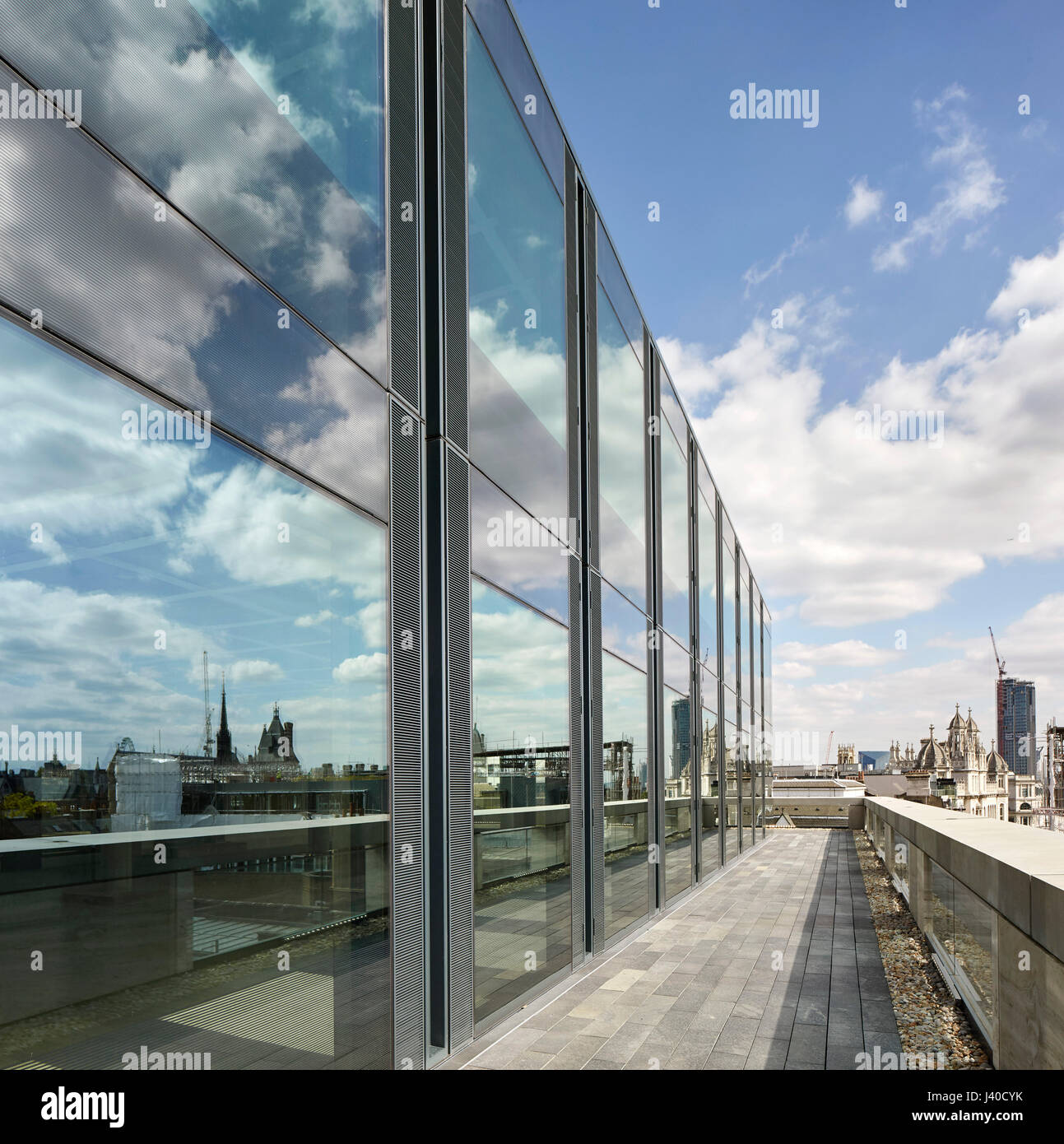 Perspektive auf der obersten Etage mit Blick auf die Stadt. Chancery Lane, London, Vereinigtes Königreich. Architekt: Bennetts Associates Architects, 2015. Stockfoto