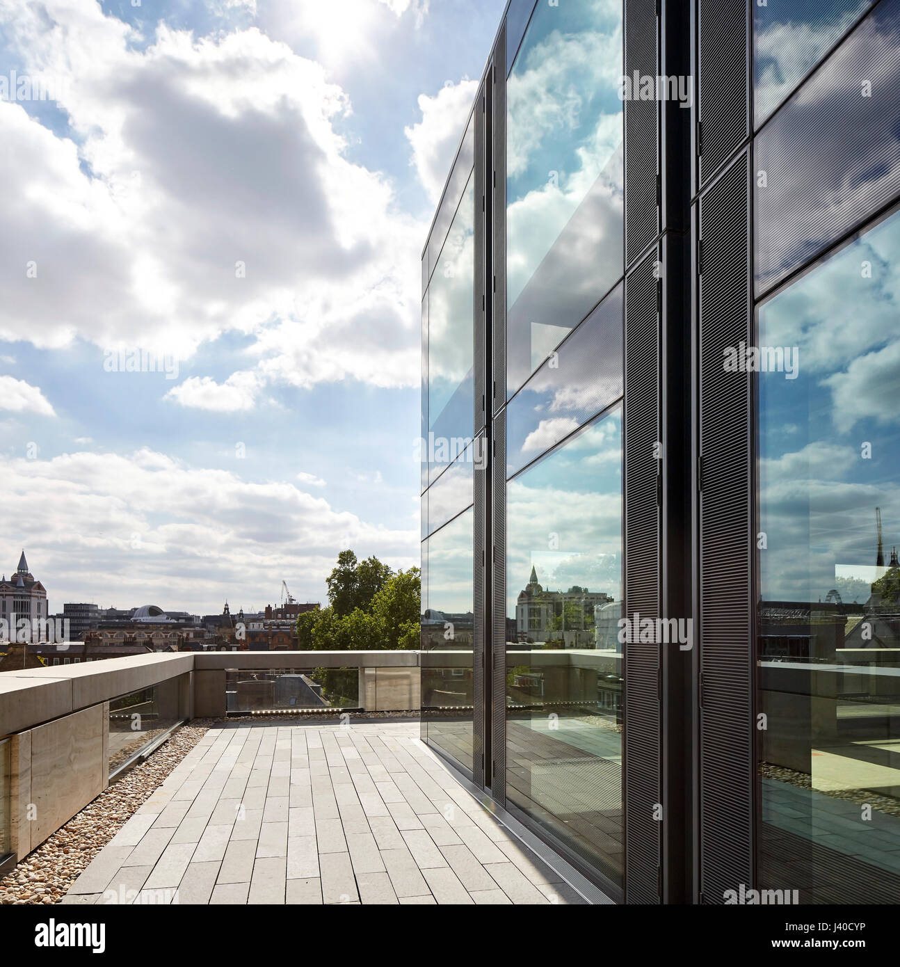 Perspektive auf der obersten Etage mit Balkon Verglasung. Chancery Lane, London, Vereinigtes Königreich. Architekt: Bennetts Associates Architects, 2015. Stockfoto