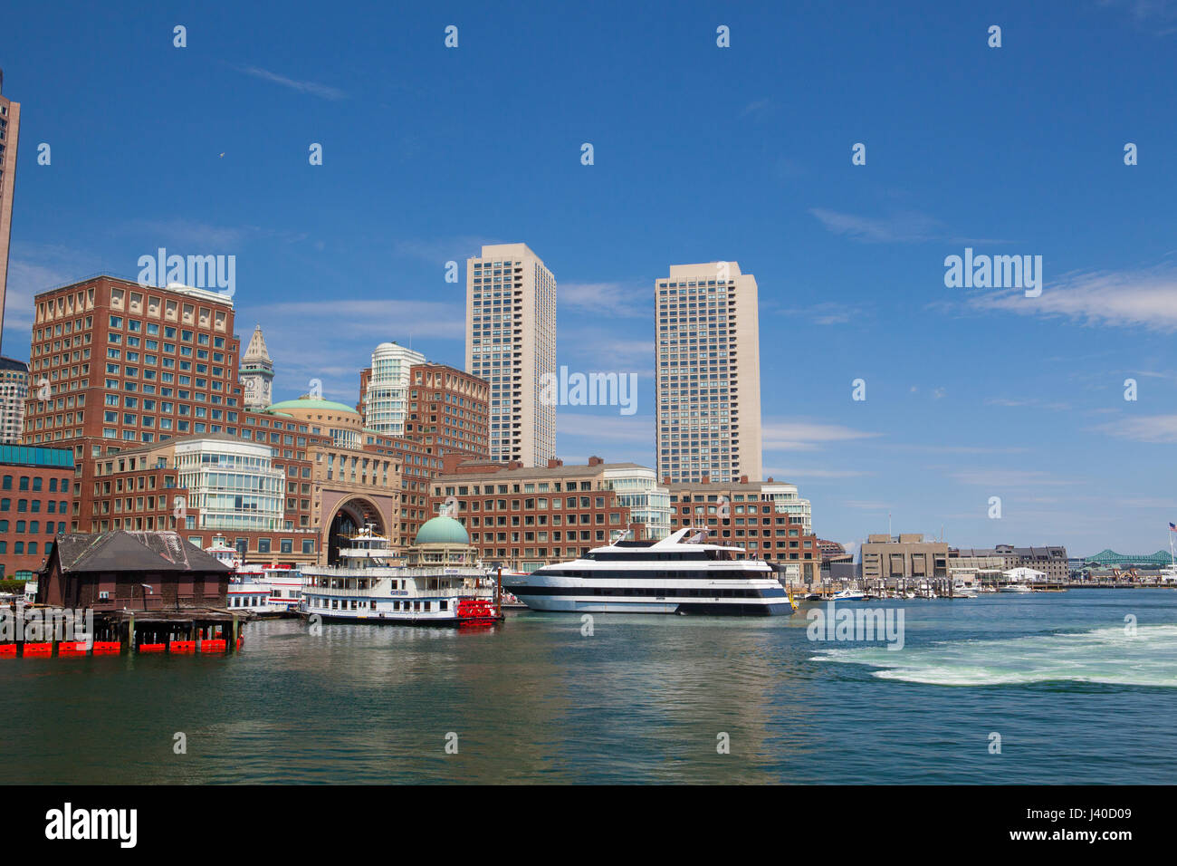 Boston, Massachsetts, USA - 2. Juli 2016: Skyline von Boston Seaport Boulevard Brücke. Stockfoto