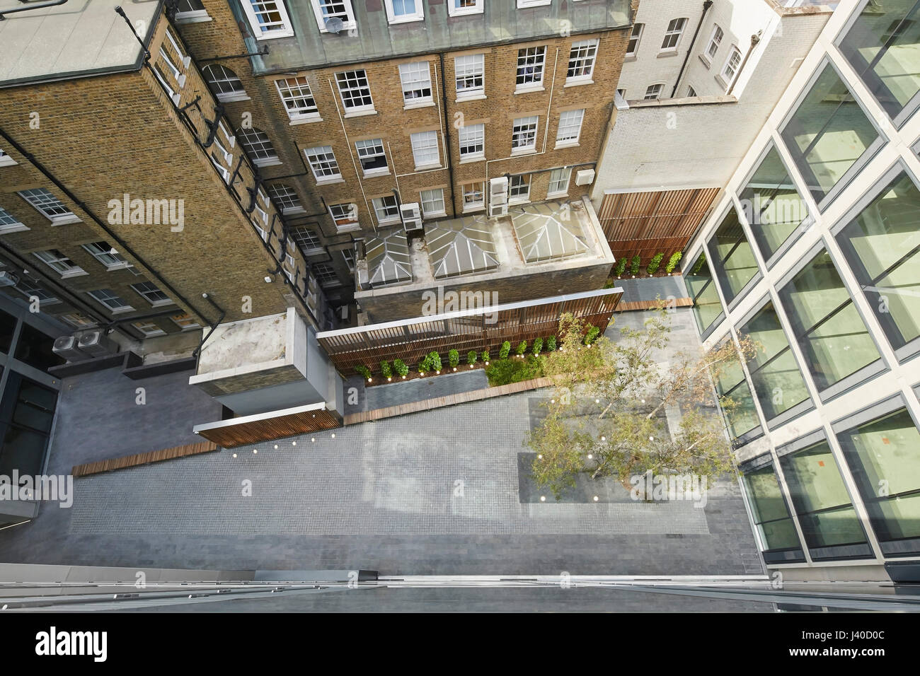 Vogelperspektive in Richtung Innenhof. Chancery Lane, London, Vereinigtes Königreich. Architekt: Bennetts Associates Architects, 2015. Stockfoto