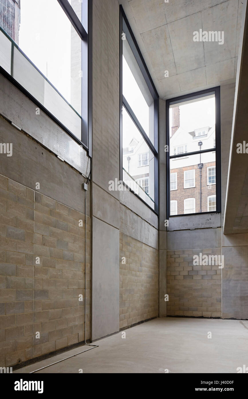 Keller mit Lichtgaden. Chancery Lane, London, Vereinigtes Königreich. Architekt: Bennetts Associates Architects, 2015. Stockfoto