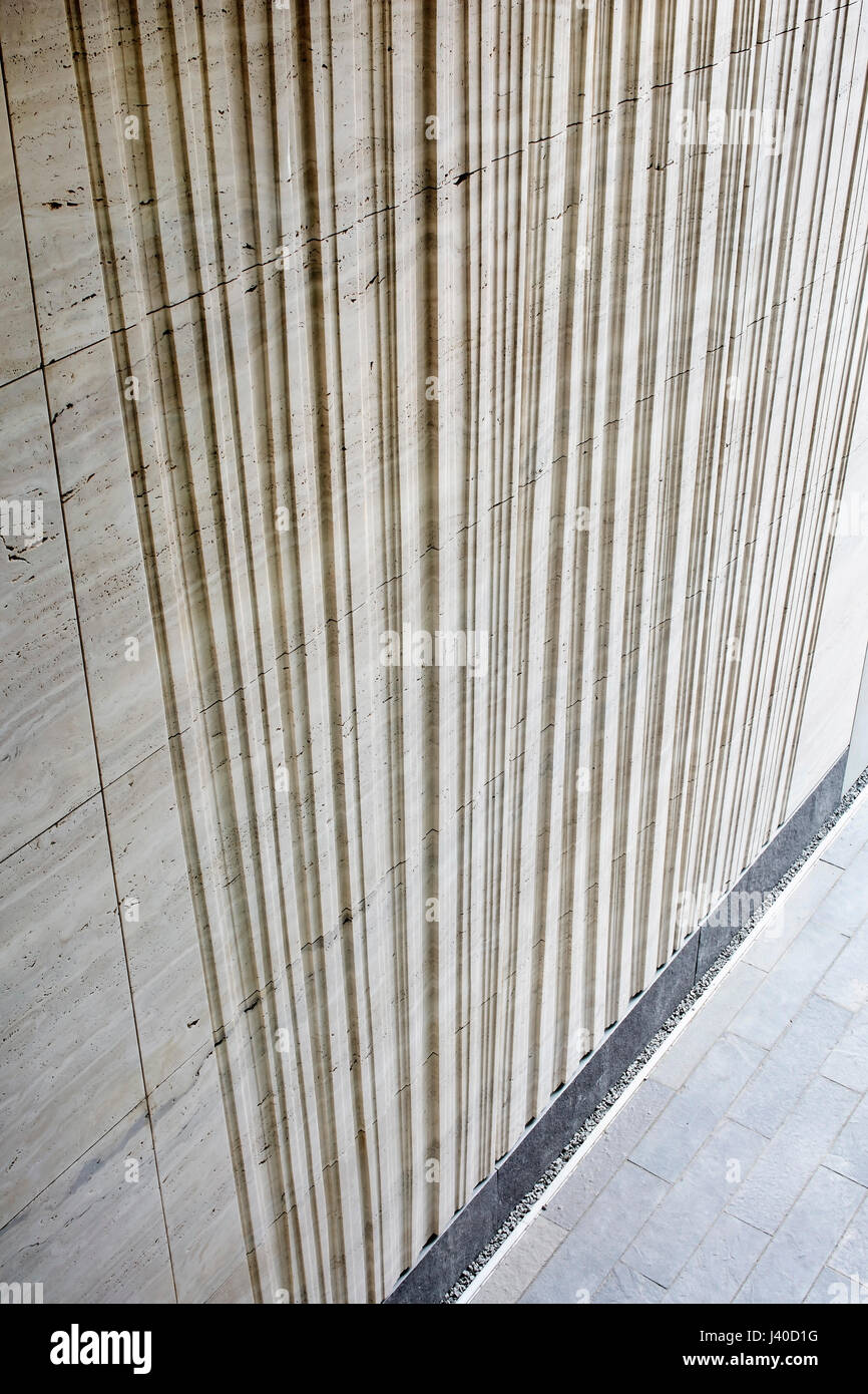 Detail der Travertin Mauerwerk. Chancery Lane, London, Vereinigtes Königreich. Architekt: Bennetts Associates Architects, 2015. Stockfoto