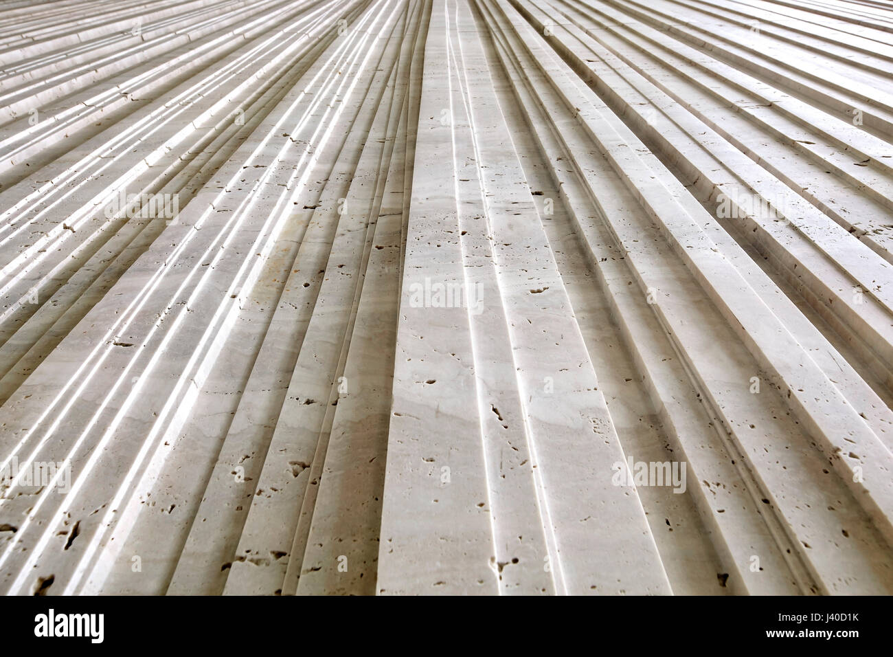 Detail der Travertin Mauerwerk. Chancery Lane, London, Vereinigtes Königreich. Architekt: Bennetts Associates Architects, 2015. Stockfoto