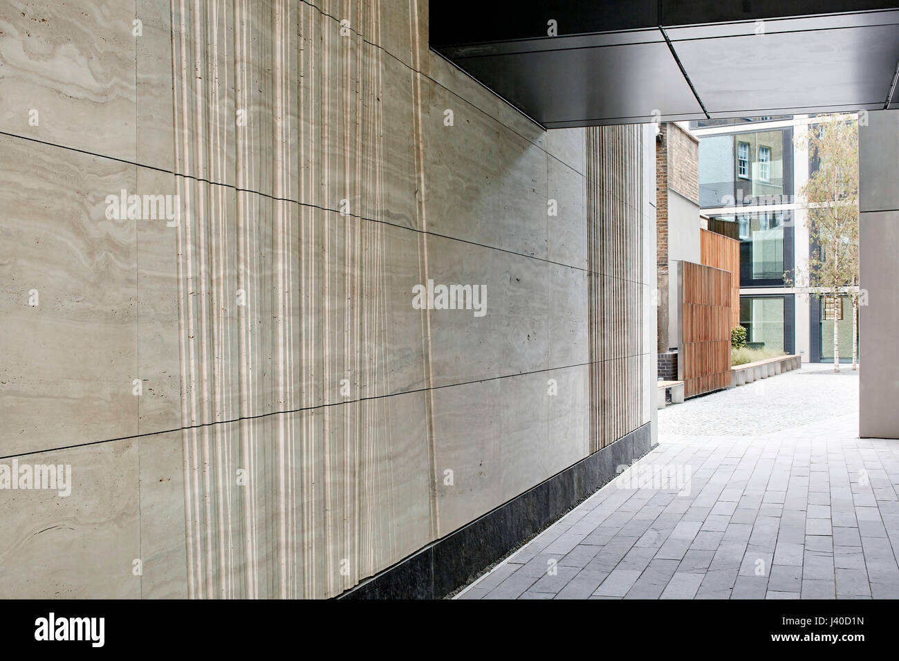Gated Unterführung von Chancery Lane in Richtung Innenhof. Chancery Lane, London, Vereinigtes Königreich. Architekt: Bennetts Associates Architects, 2015. Stockfoto