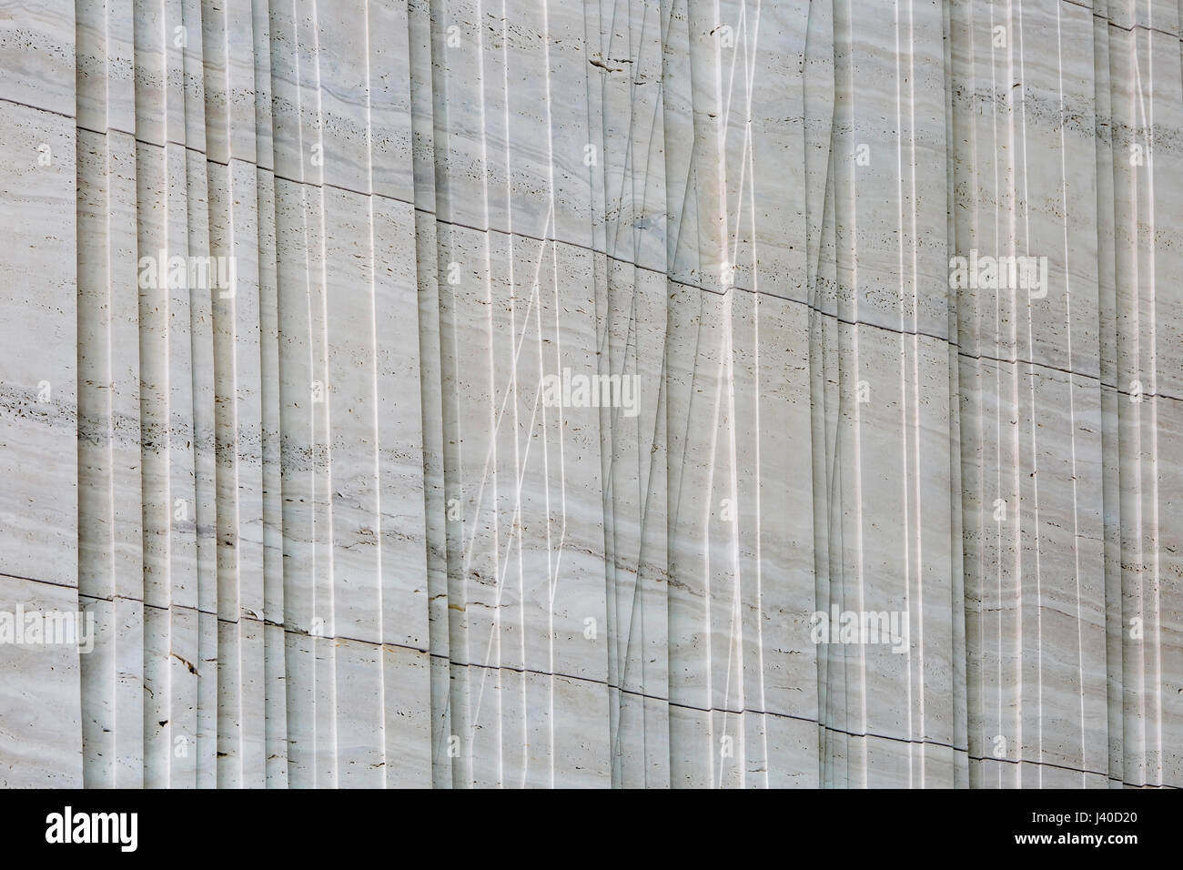 Detail der Travertin Mauerwerk. Chancery Lane, London, Vereinigtes Königreich. Architekt: Bennetts Associates Architects, 2015. Stockfoto