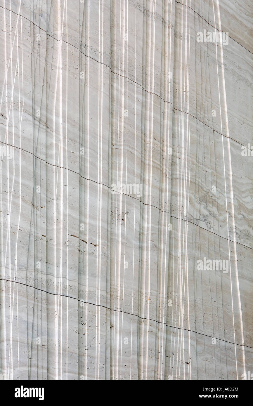 Detail der Travertin Mauerwerk. Chancery Lane, London, Vereinigtes Königreich. Architekt: Bennetts Associates Architects, 2015. Stockfoto