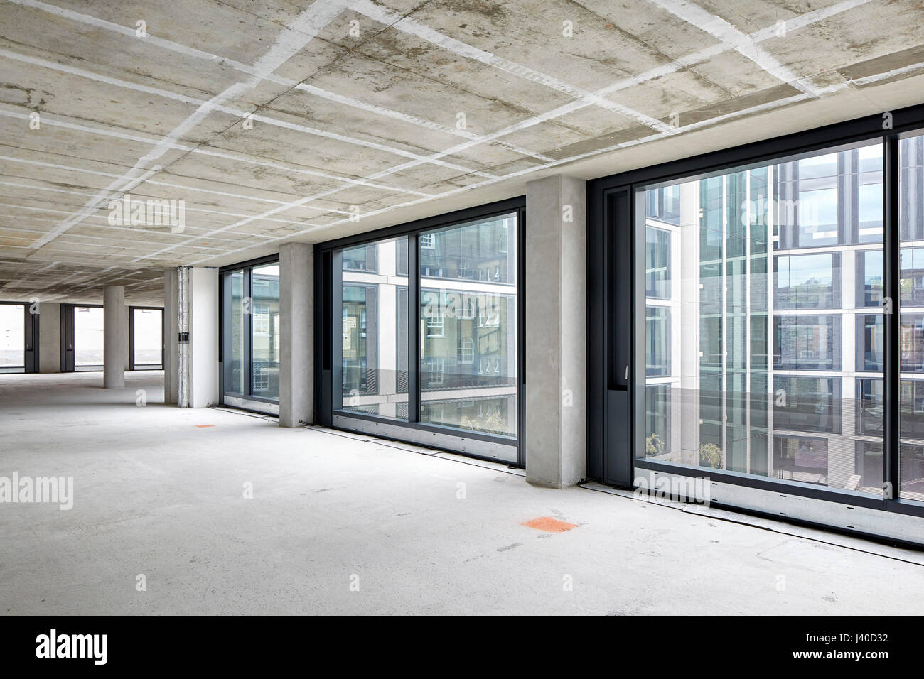 Unmöblierte Floorplate mit Verglasung in Richtung Innenhof. Chancery Lane, London, Vereinigtes Königreich. Architekt: Bennetts Associates Architects, 2015. Stockfoto
