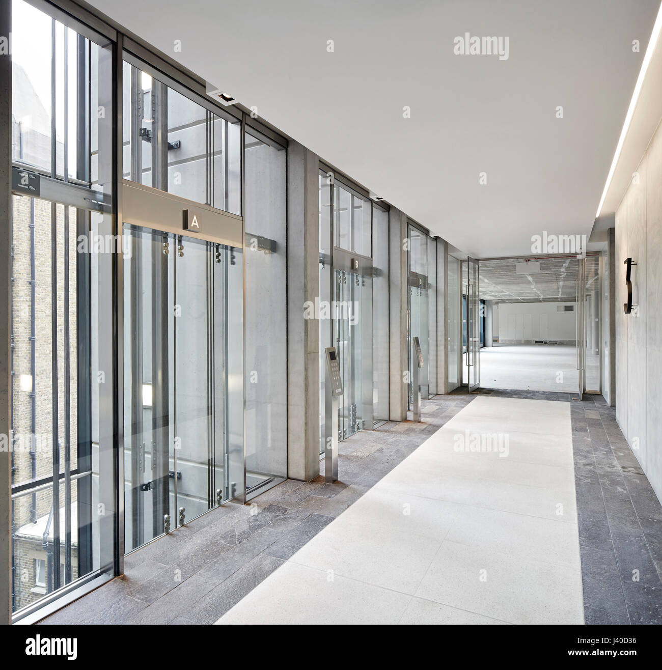 Aufzug Lobby im 3. Stock. Chancery Lane, London, Vereinigtes Königreich. Architekt: Bennetts Associates Architects, 2015. Stockfoto