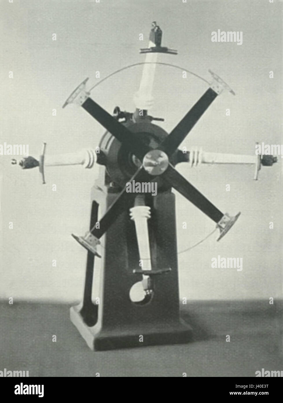 Ein mechanischer Hochspannungsgleichrichter ist ein mechanischer Hochspannungsgleichrichter, der Wechselstrom (AC) bei hohen Spannungen in Gleichstrom (DC) umwandelt. Dieses Gerät spielt eine entscheidende Rolle in der Elektrotechnik, insbesondere in der Energieübertragung und in industriellen Anwendungen. Stockfoto