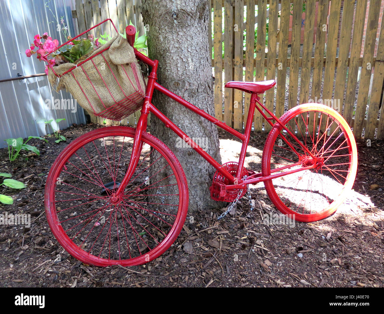 Bemalte Fahrrad Skulptur auf dem Display in der kleinen Stadt in Kanada. Stockfoto