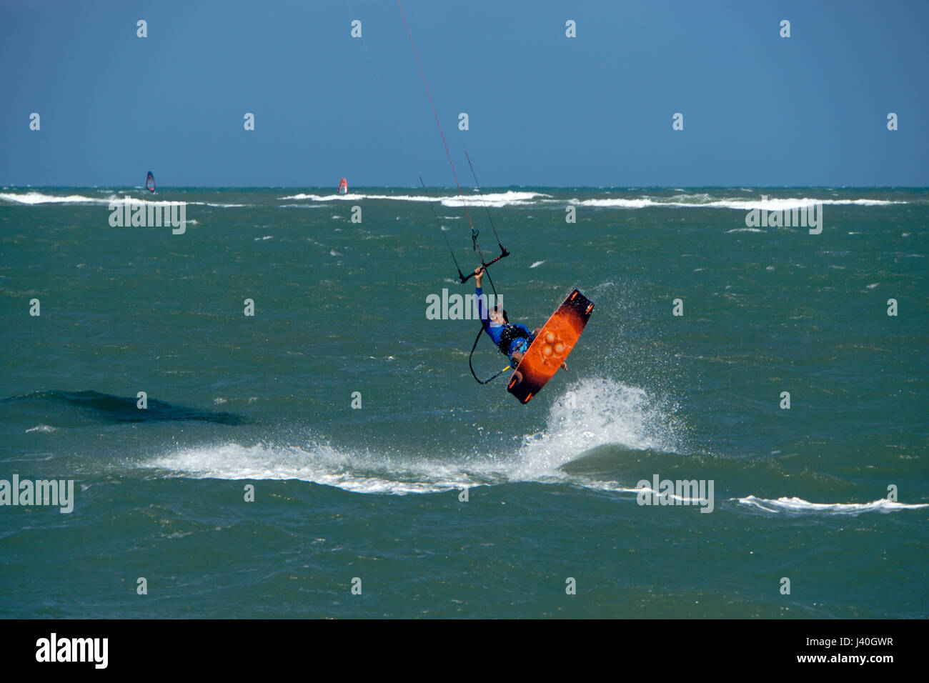 Kiteboaders, Kite-Surfen, Strand von Cabarete, Nordküste, Dominikanische Republik Stockfoto