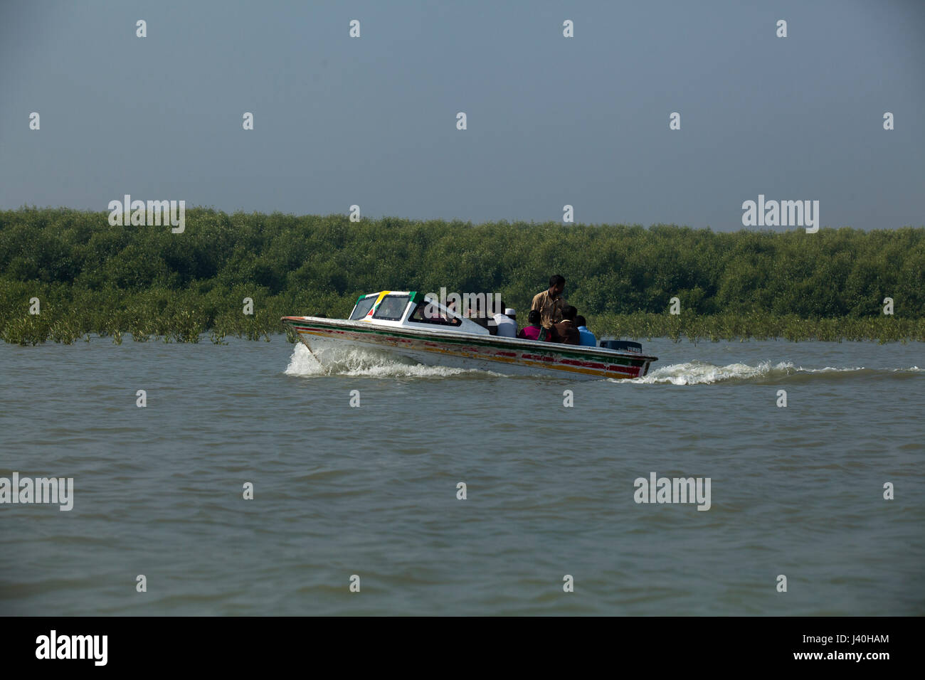 Speed-Boot auf dem Moheskhali-Kanal. Cox Bazar, Bangladesch. Stockfoto