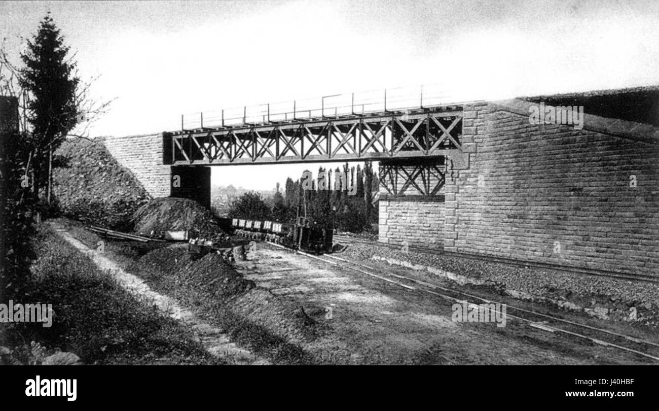 Ein historischer Bezug auf die Bahnübergänge Kraichgaubahn und Westbahn 1879, wichtige Elemente der Verkehrsgeschichte in Deutschland. Stockfoto