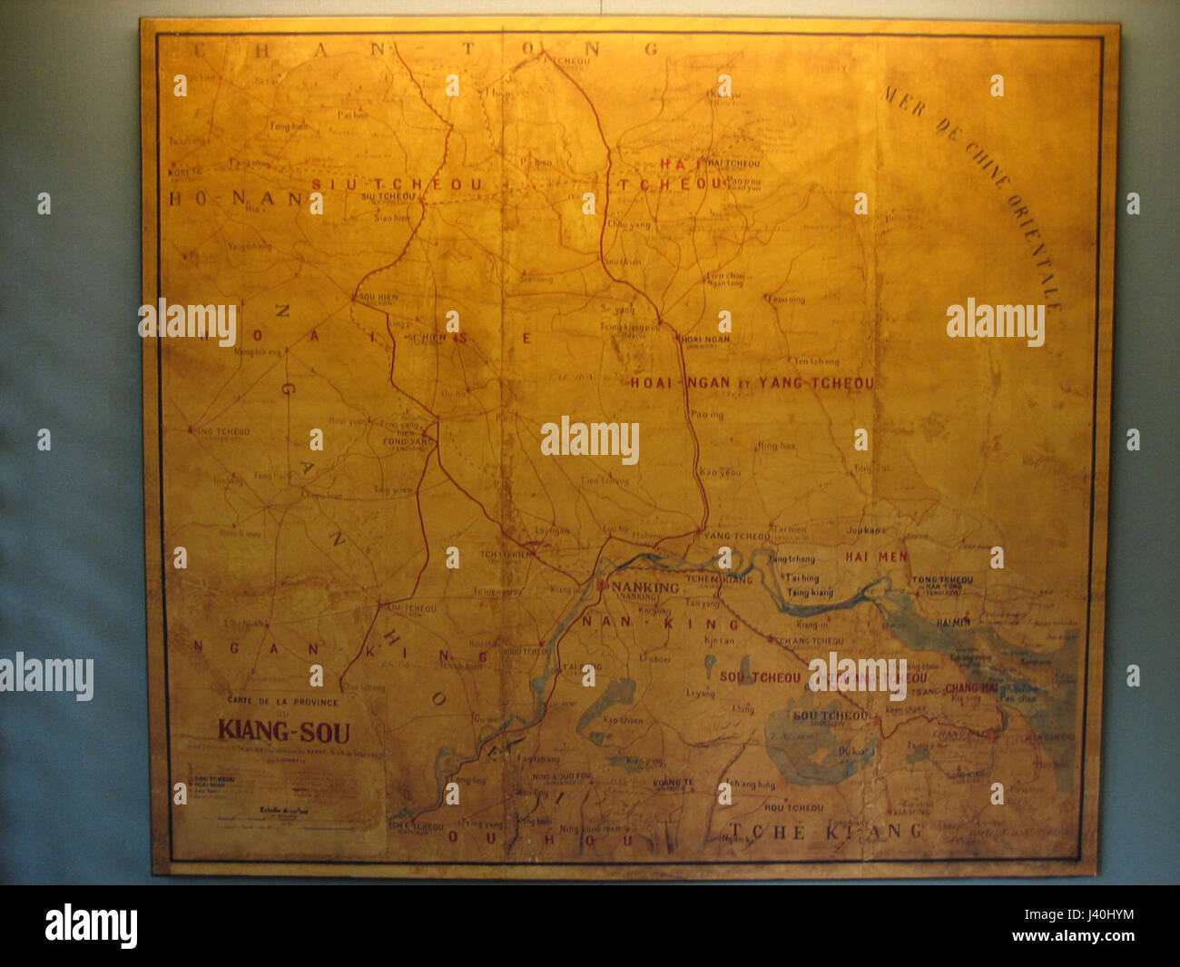 Diese Karte der Provinz Jiangsu, die von Missionaren erstellt wurde, zeigt die geografische und kulturelle Landschaft der Region. Die Arbeit der Missionare bietet wertvolle Einblicke in die Topographie, Siedlungen und den Einfluss westlicher Forscher und Gelehrter in China während dieser Zeit. Stockfoto