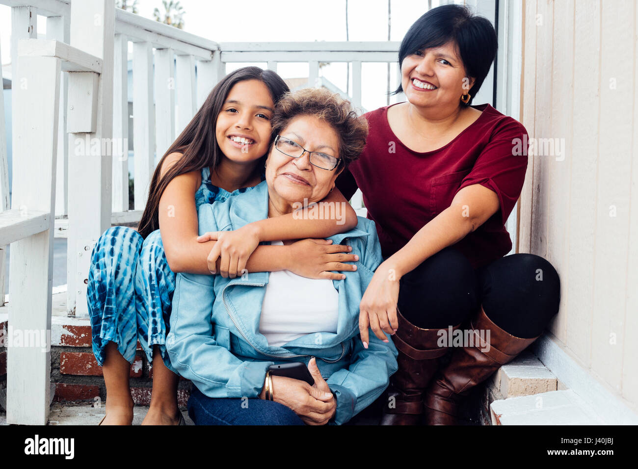 Porträt des Generationswechsels Mehrfamilienhaus Blick auf die Kamera zu Lächeln Stockfoto