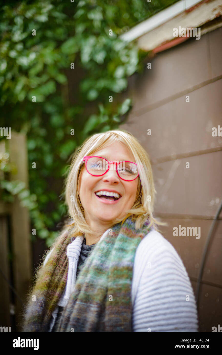 Von Gartenhaus lachende Frau Stockfoto