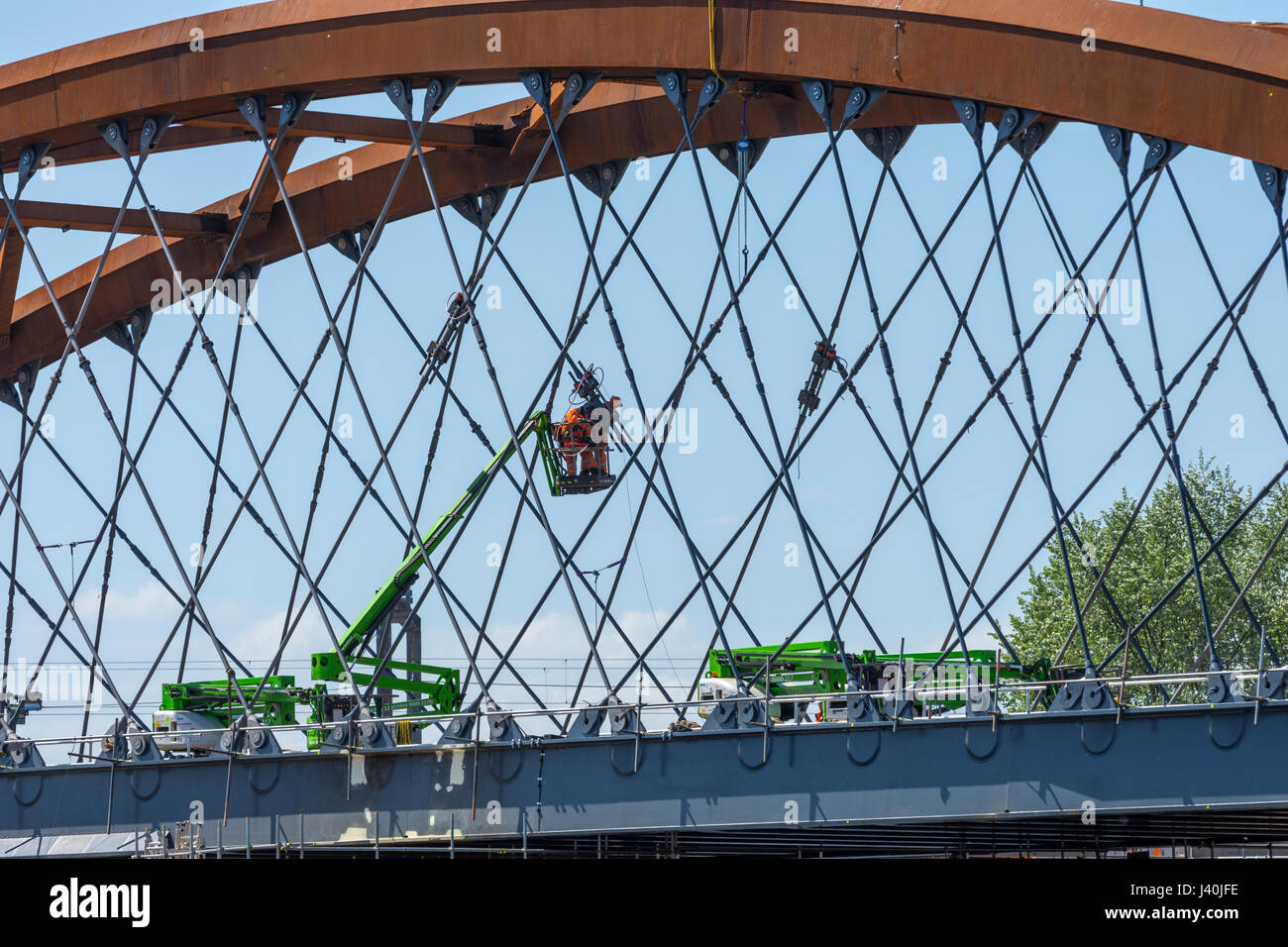 Arbeiter auf Access-Plattform auf der neuen Bahn-Brücke im Bau über dem Fluß Irwell, Ordsall Akkord rail Link-Projekt, Salford, Manchester, UK Stockfoto