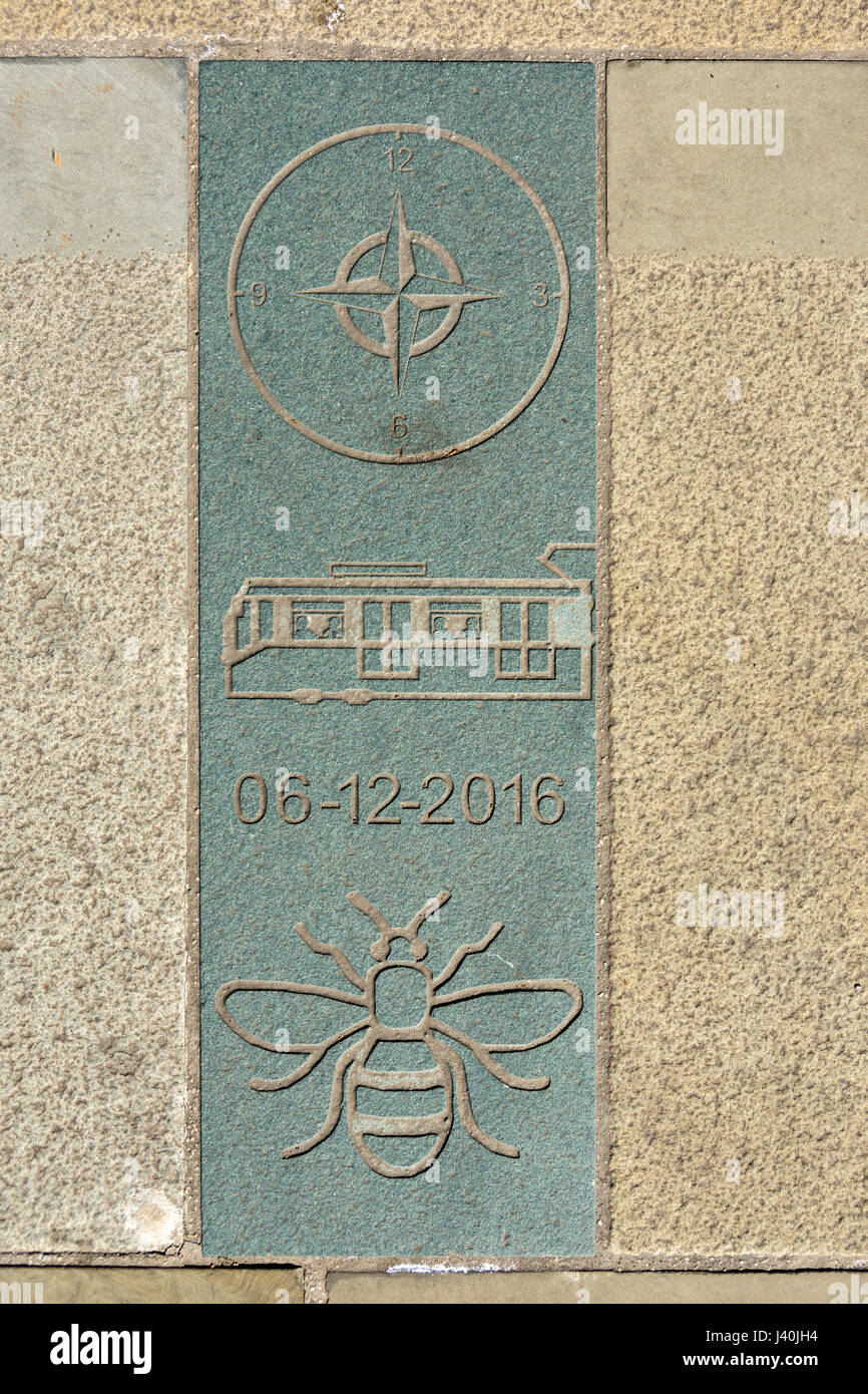 Gravierte Pflaster Platte markieren die Position der eine vergrabene Zeitkapsel, Petersplatz, Manchester, England, UK Stockfoto