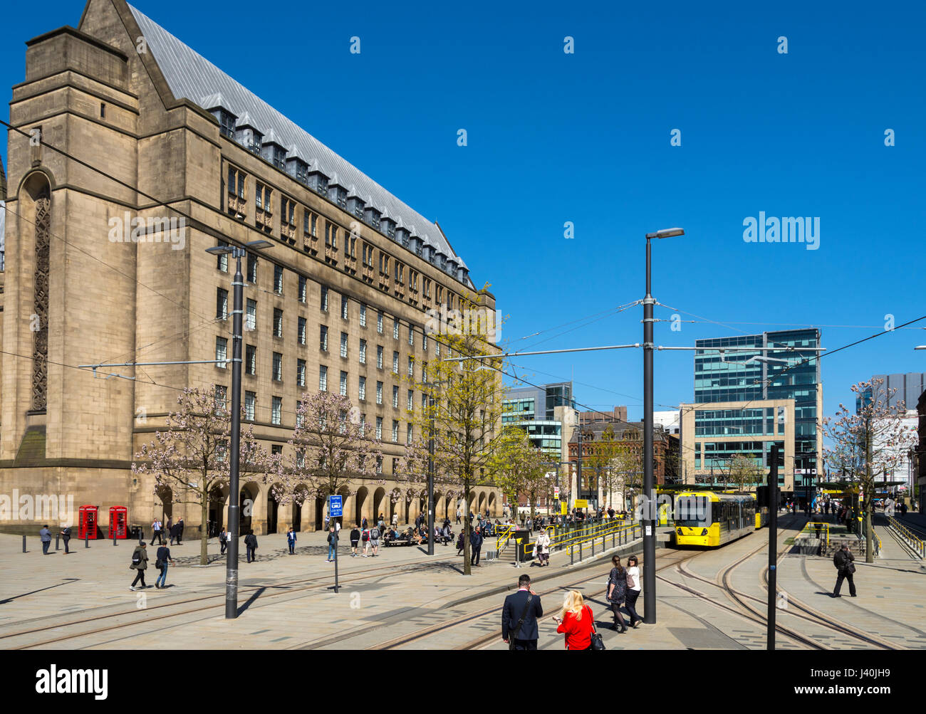 Der Rathaus-Erweiterungsbau und die Metrolink-Straßenbahn-Haltestelle, Petersplatz, Manchester, England, UK Stockfoto