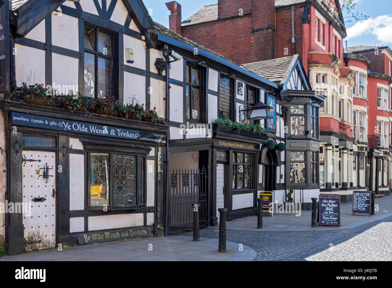 Ye Olde Dirne & Schmuck Shop und Ye Olde Mann & Sense Pub, Bolton, Manchester, England, UK.  Älteste Pub in Bolton und einer der zehn ältesten im Vereinigten Königreich Stockfoto
