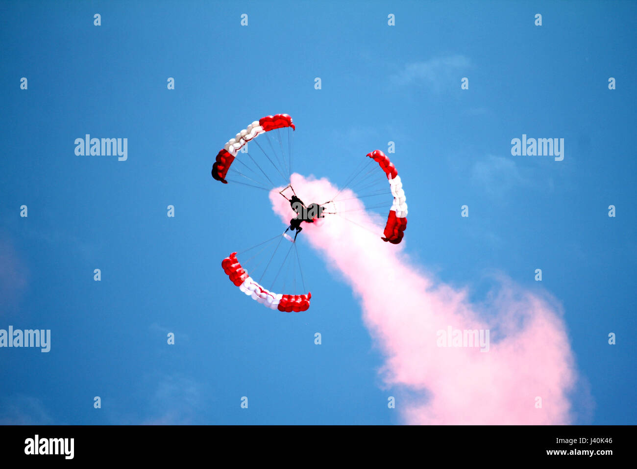Mit dem Fallschirm drei Menschen setzen auf eine Anzeige von Tricks auf eine kanadische Airshow. Stockfoto
