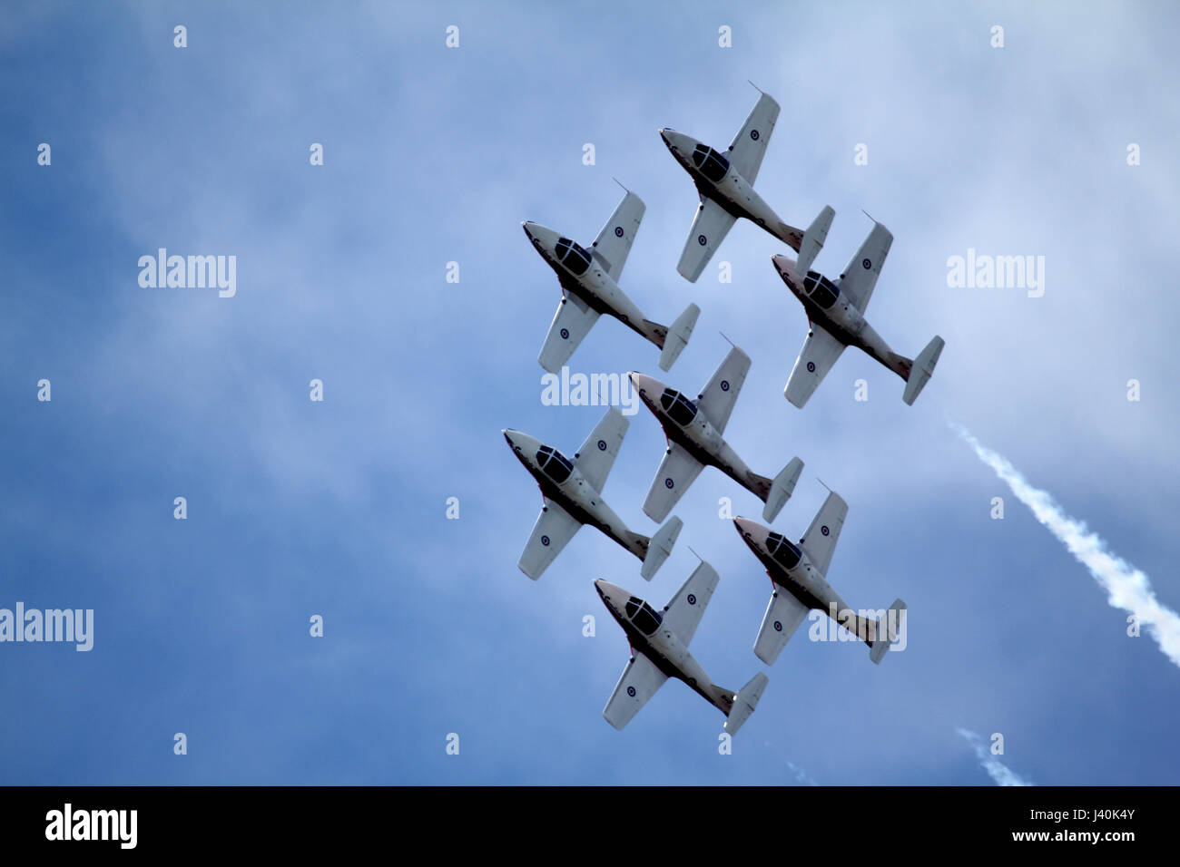 Nahaufnahme des kanadischen Snowbirds Weg hoch oben in den Himmel fliegen in Formation. Stockfoto