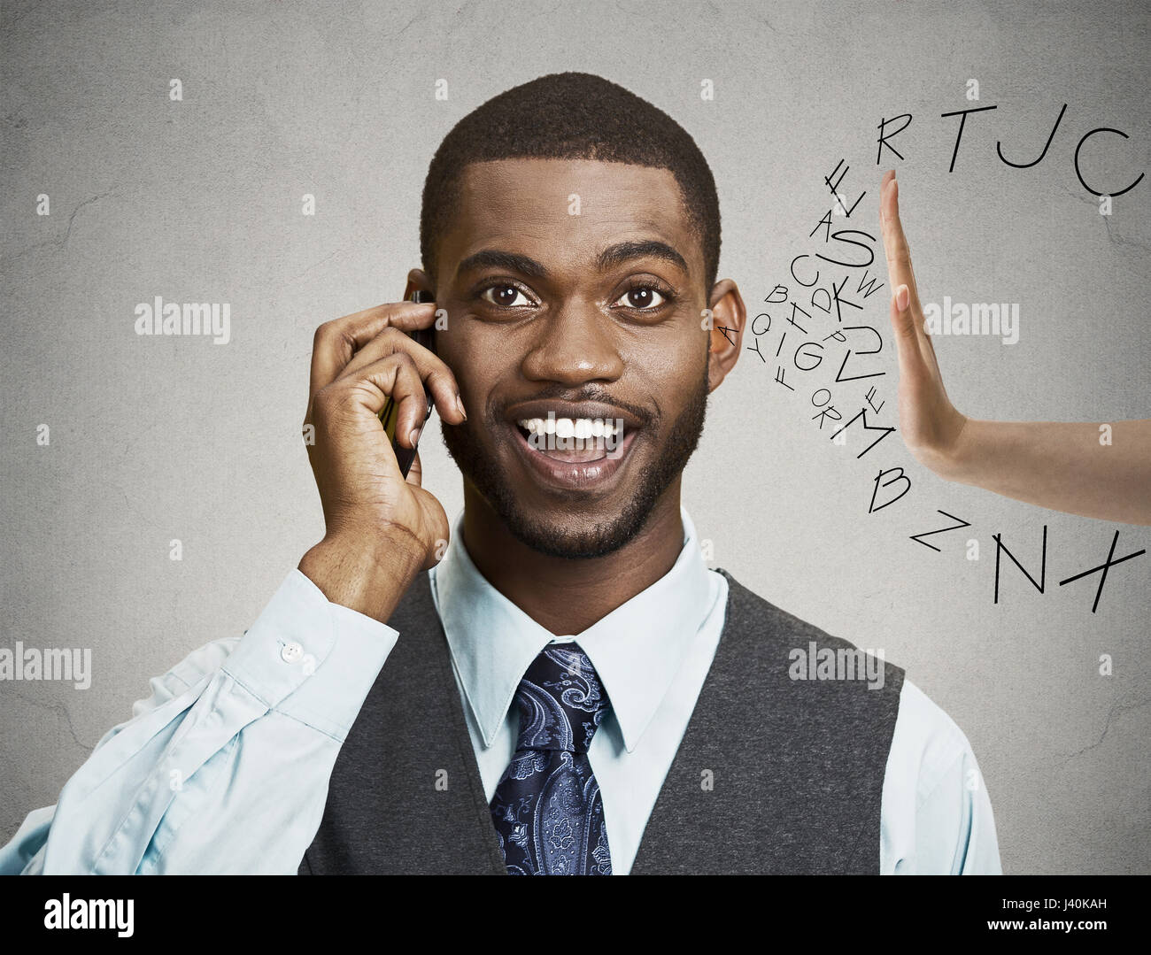 Closeup Portrait glücklich Geschäftsmann telefonieren mit Handy, Briefe aus seiner freien Ohr mit der Hand zurückschieben isoliert grau Innenwand Stockfoto