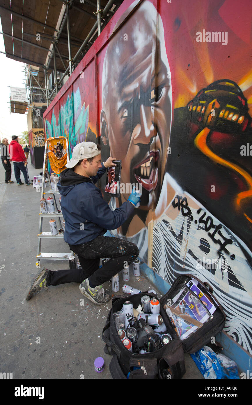 Streetart-Künstler Spritzlackierung Graffiti Wandbild auf Horten entlang der Great Eastern Street, Shoreditch, East London, UK Stockfoto