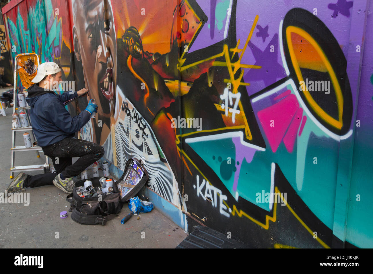Streetart-Künstler Spritzlackierung Graffiti Wandbild auf Horten entlang der Great Eastern Street, Shoreditch, East London, UK Stockfoto
