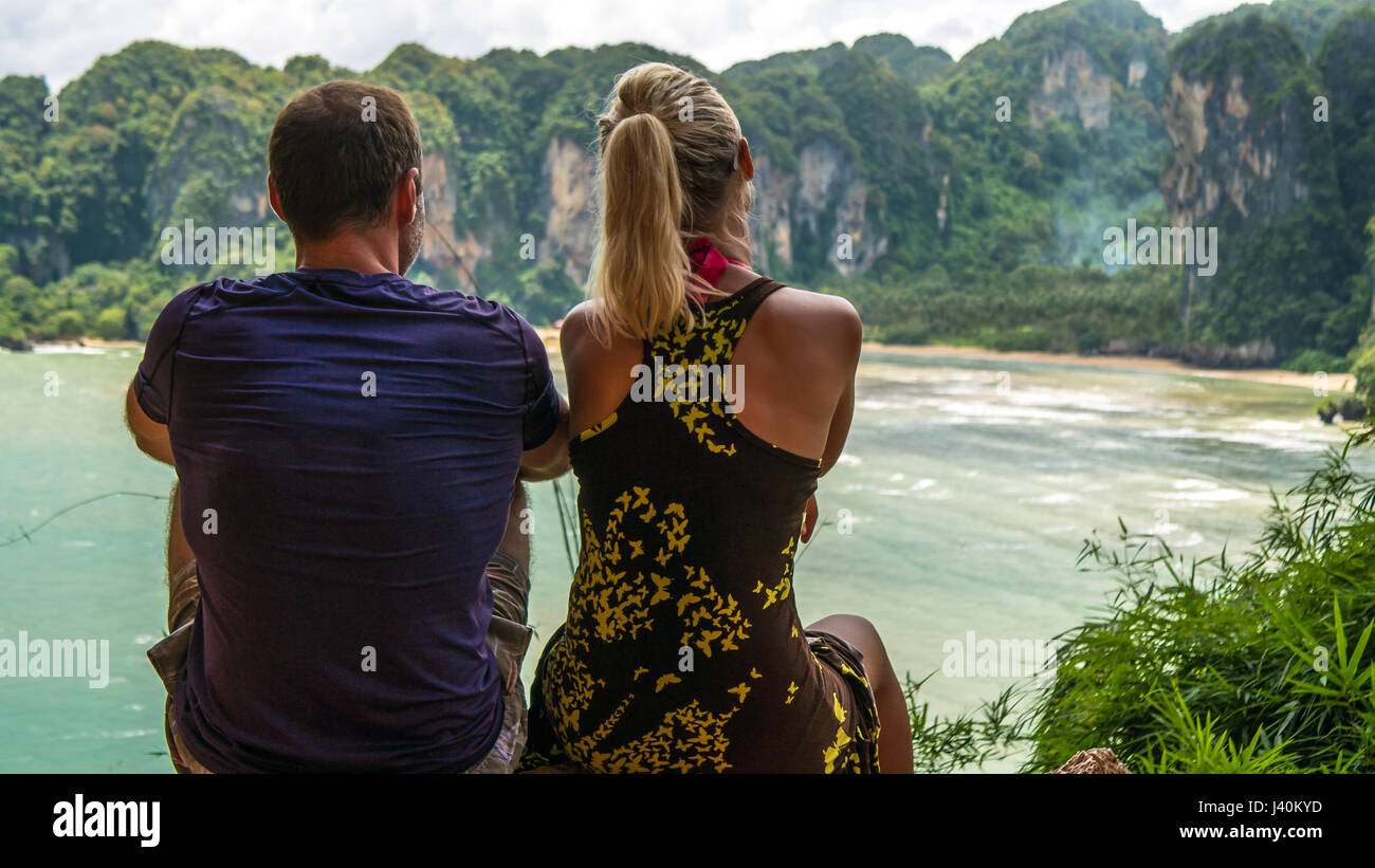 Paar am Aussichtspunkt zu Hut Tom Sai Strand Railay, Krabi, Thailand. Stockfoto