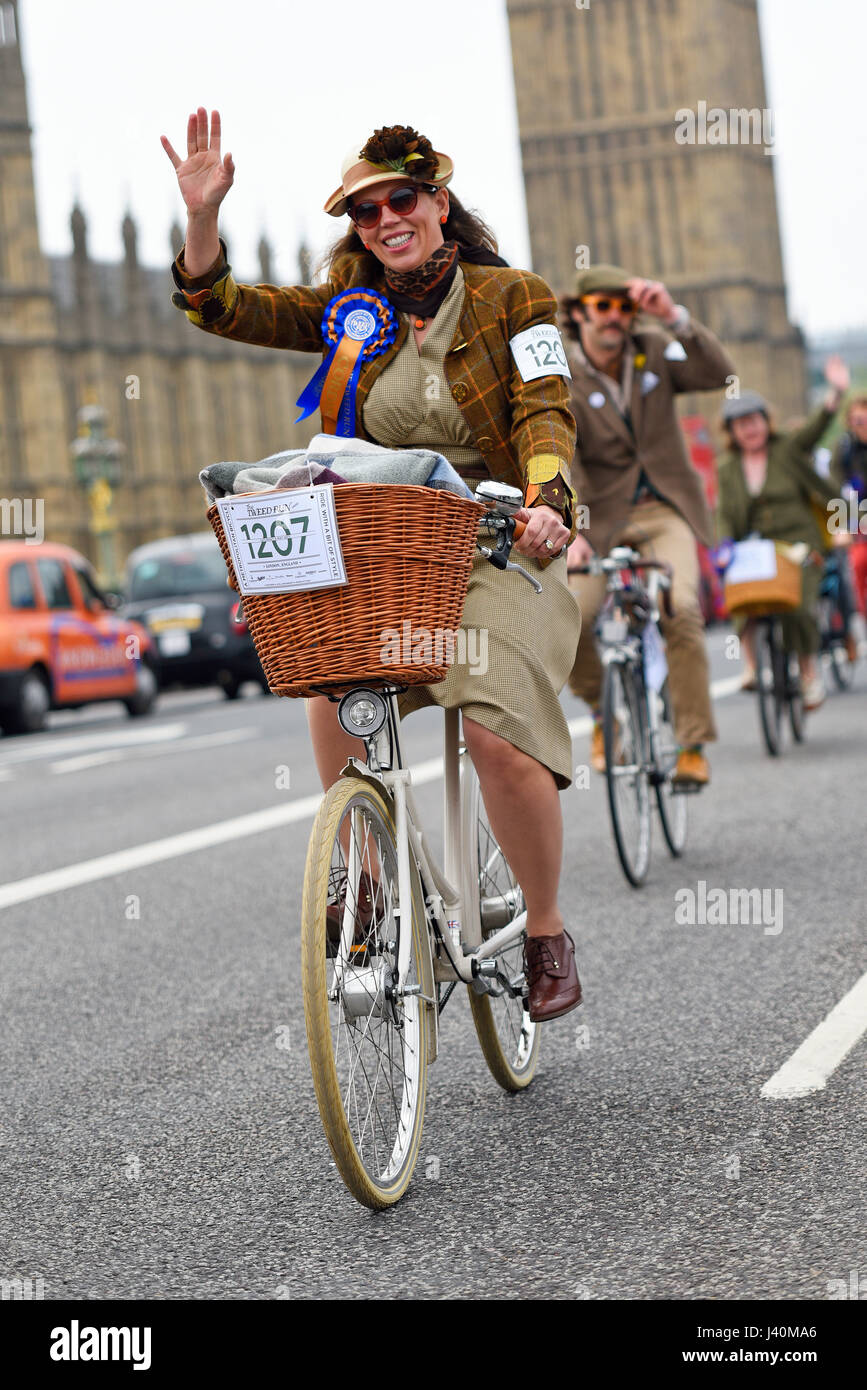 Tweed Run Radfahrer in London überqueren die Westminster Bridge und passieren die Houses of Parliament Stockfoto