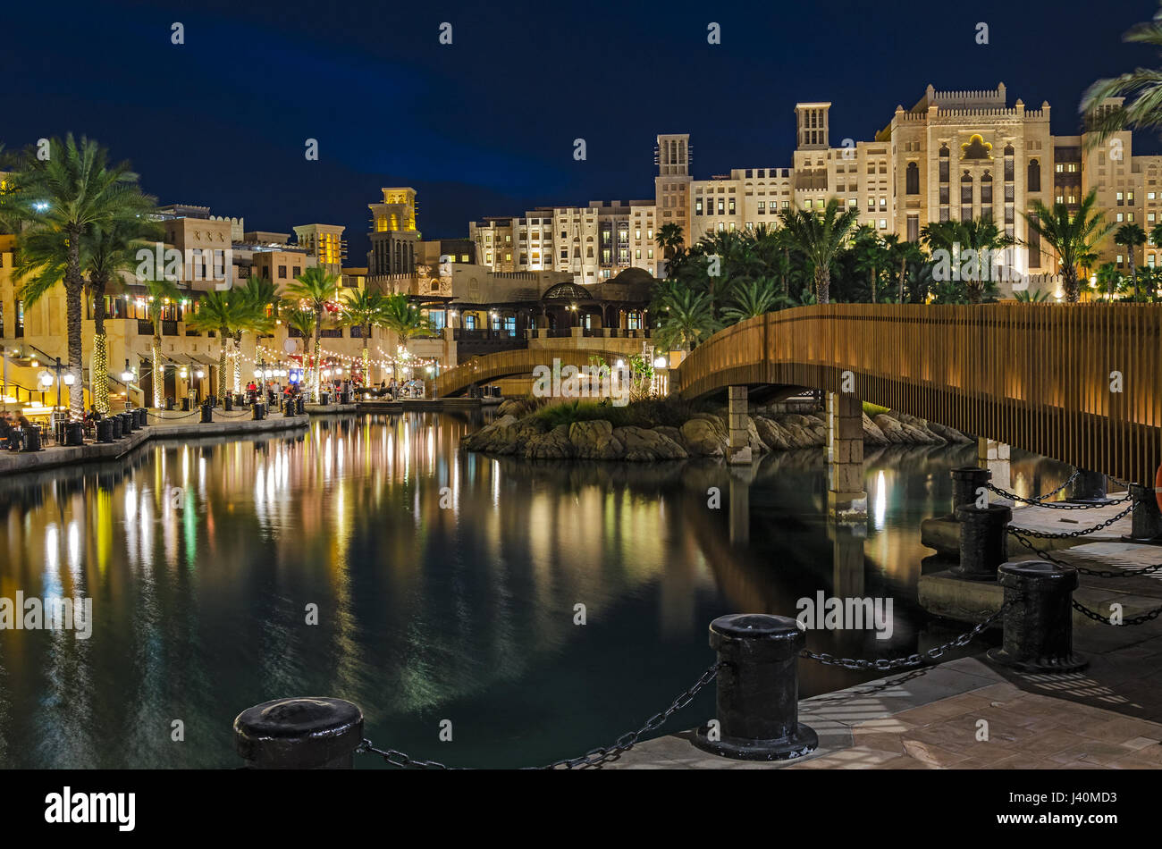 Nachtansicht des künstlichen Kanals, Souk Madinat Jumeirah am Persischen Golf. Dubai, Vereinigte Arabische Emirate. Stockfoto