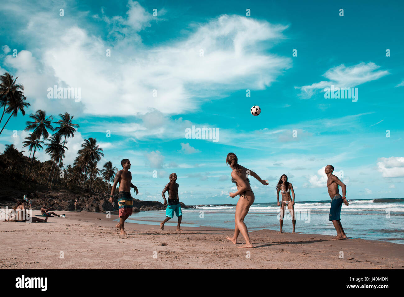 Jugend Fußball spielen und Mittelschulen auf Tiririca Strand, Itacare, Bahia, Brasilien Stockfoto