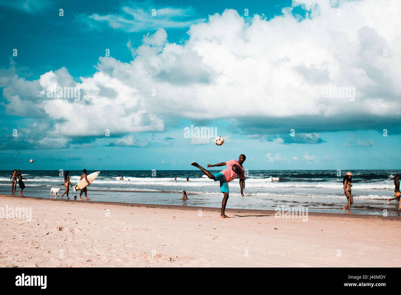 Jugend Fußball spielen und Mittelschulen auf Tiririca Strand, Itacare, Bahia, Brasilien Stockfoto