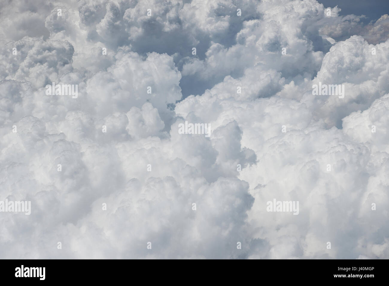 Flauschige weiße Wolken Draufsicht. Große Wolke Blick vom Flugzeug Stockfoto