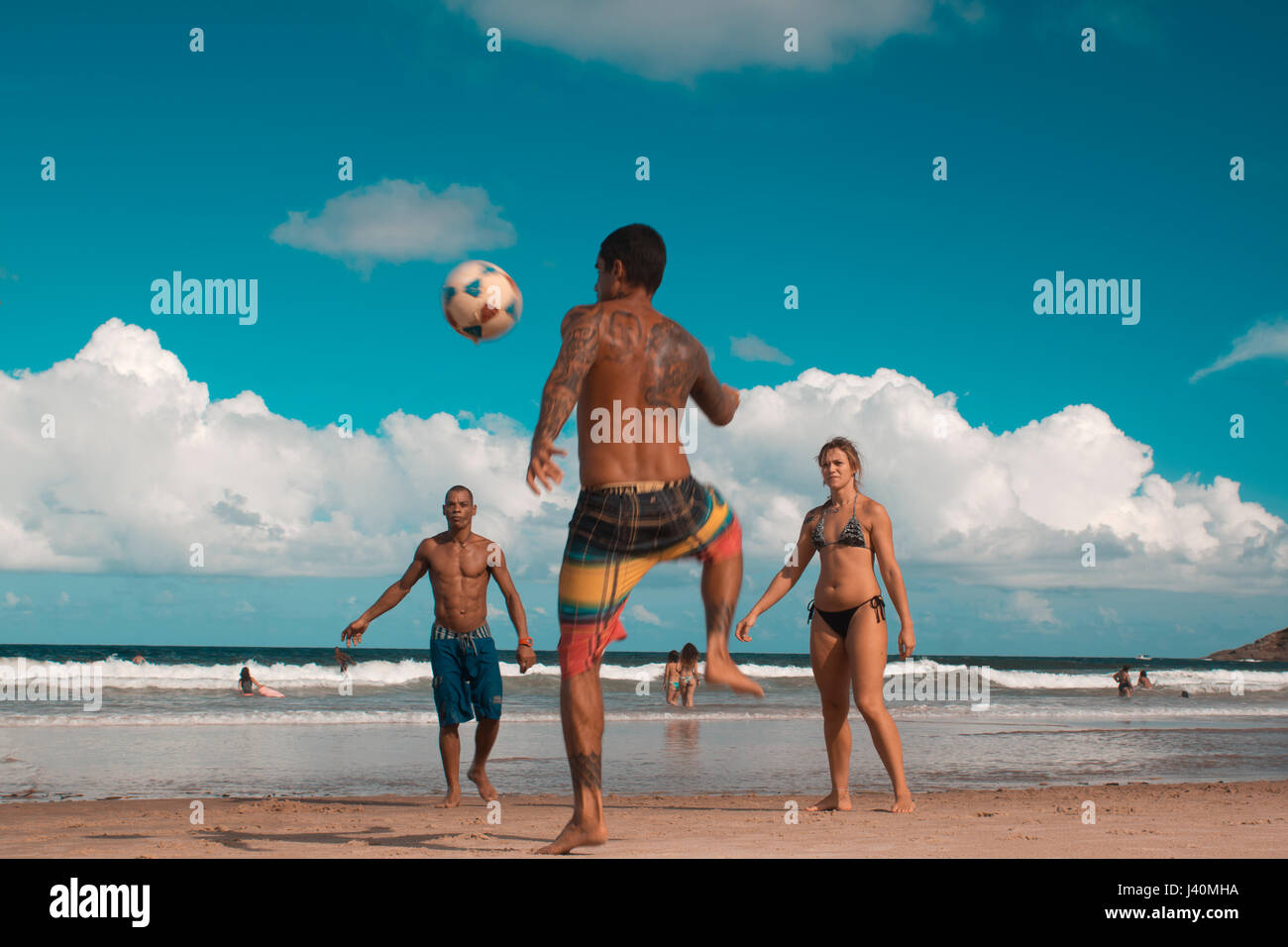 Jugend Fußball spielen und Fußball auf Tiririca Strand, Itacare, Bahia, Brasilien Stockfoto