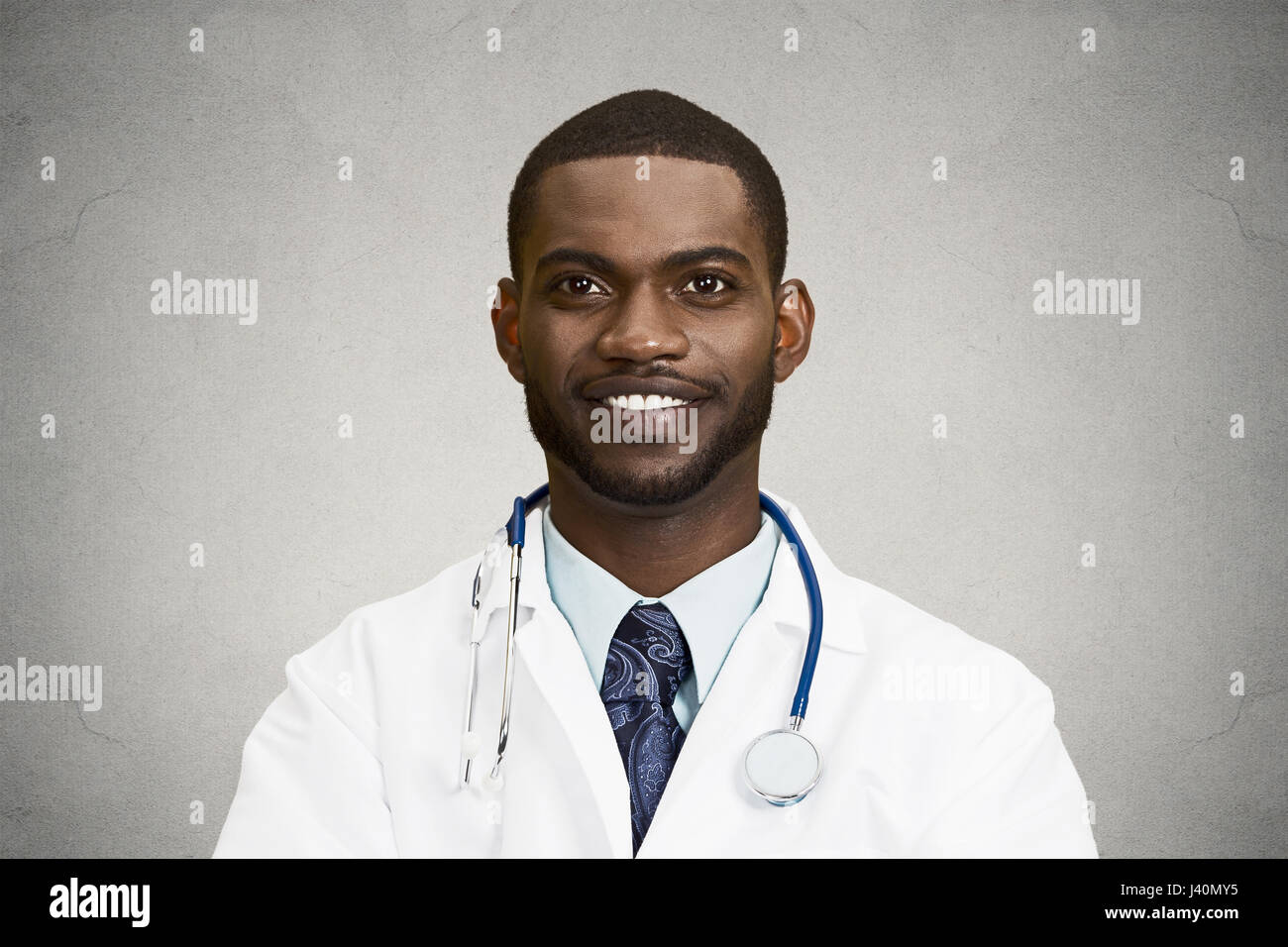 Closeup Portrait, Kopfschuss glücklich zuversichtlich männlichen Arzt, Zahnarzt, Apotheker, Wissenschaftler, Forscher, Arzt mit Stethoskop auf der Suche Stockfoto