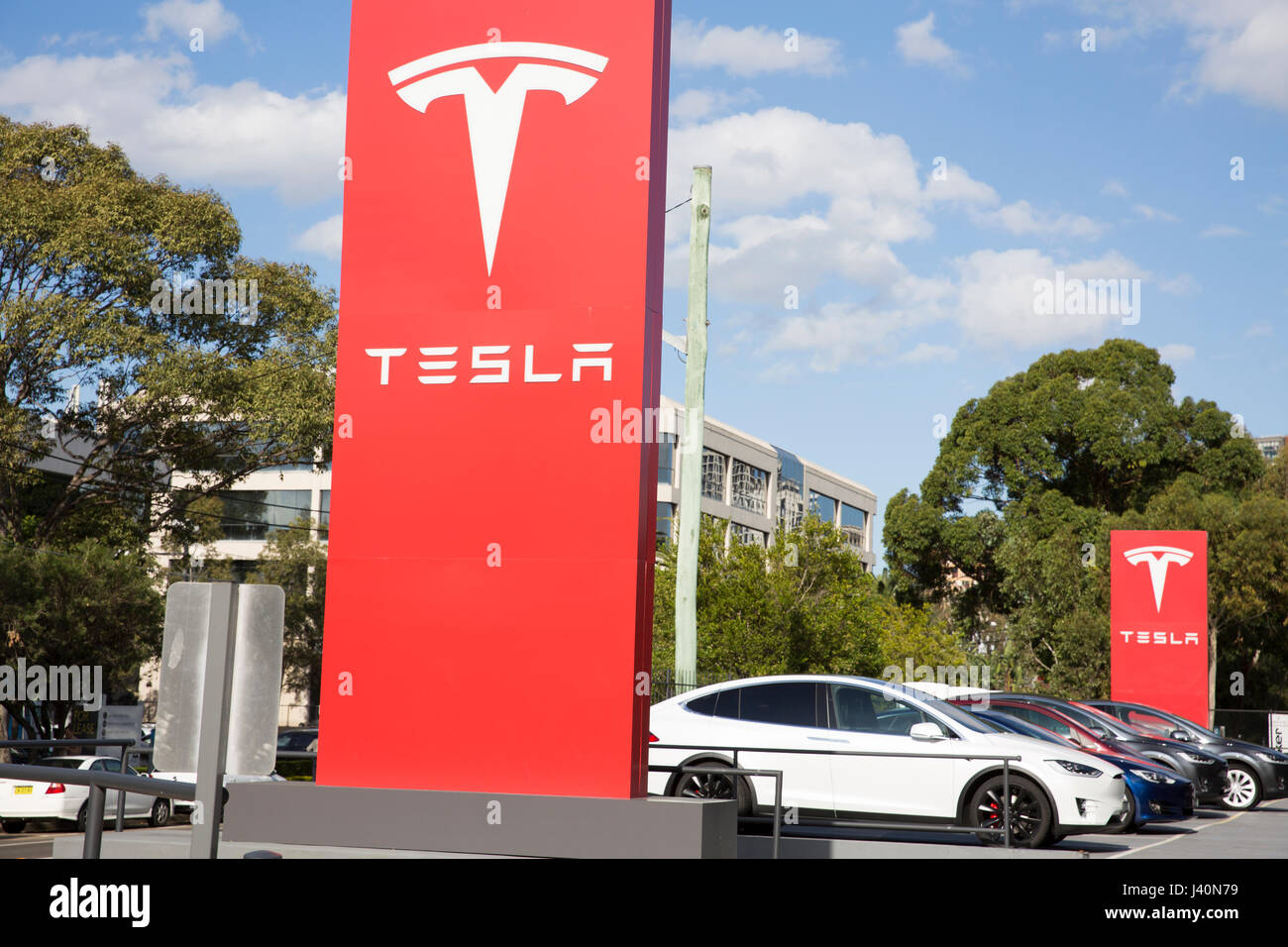 Tesla Elektroautos Showroom und Autos in St. Leonards, Sydney, Australien Stockfoto