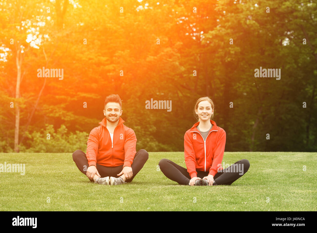 Sport-Mann und Frau, meditieren im park Stockfoto