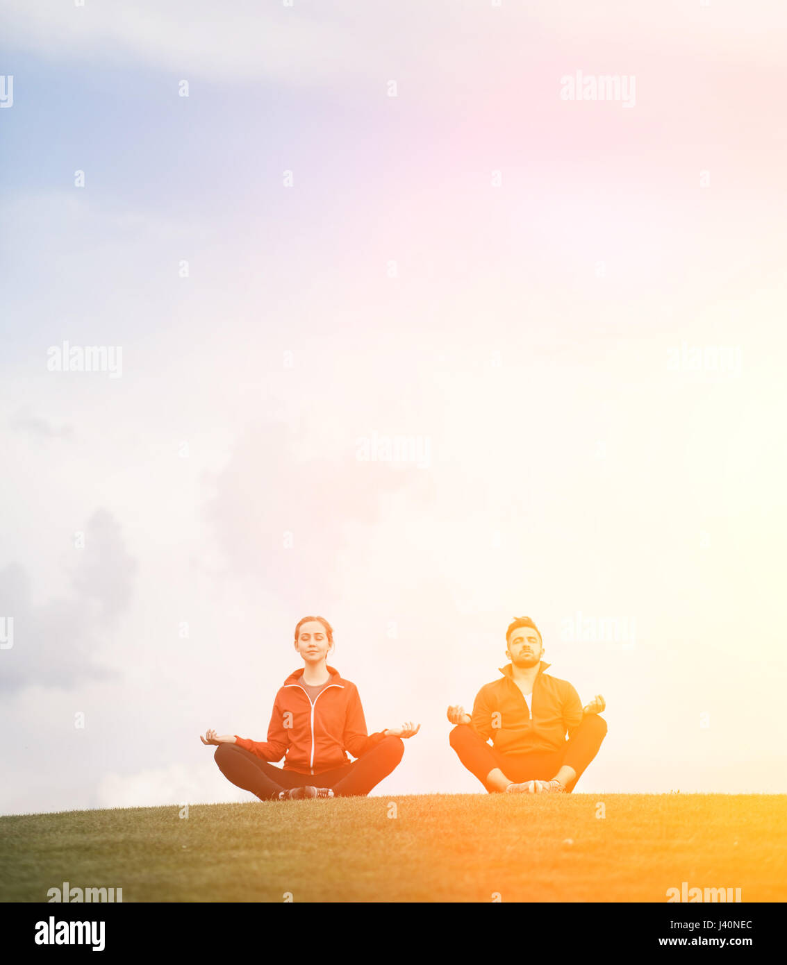 Sport-Mann und Frau, meditieren im park Stockfoto