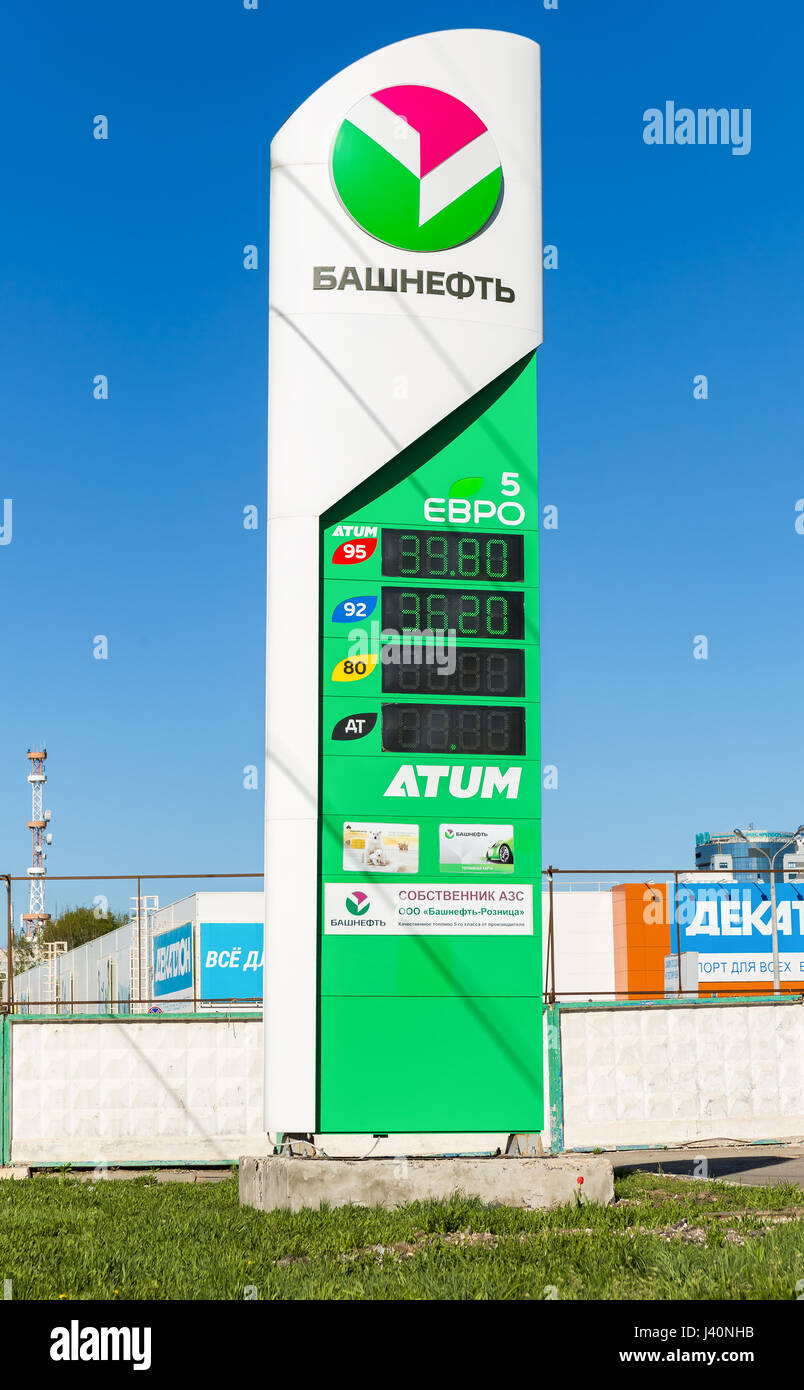 Samara, Russland - 7. Mai 2017: Guide Zeichen, der Preis für den Kraftstoff an der Tankstelle Başneft angegeben. Başneft ist eines der russischen Öl-Unternehmen ein Stockfoto