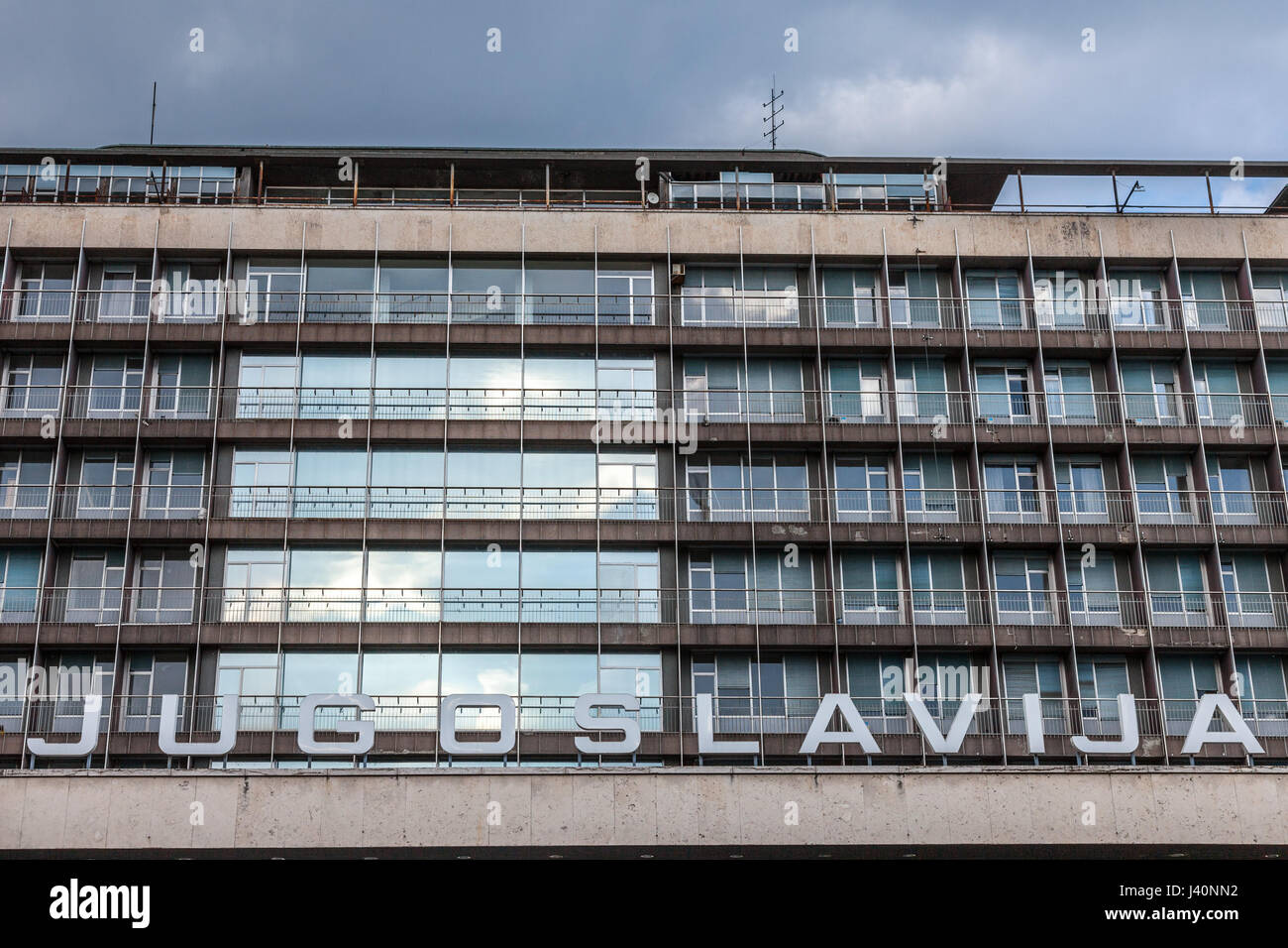 Bild einer kommunistischen Ära Gebäude mit dem Wort Jugoslawien (Jugoslawien) davor in Belgrad, Hauptstadt Stadt Serbiens und ehemaligen k geschrieben Stockfoto