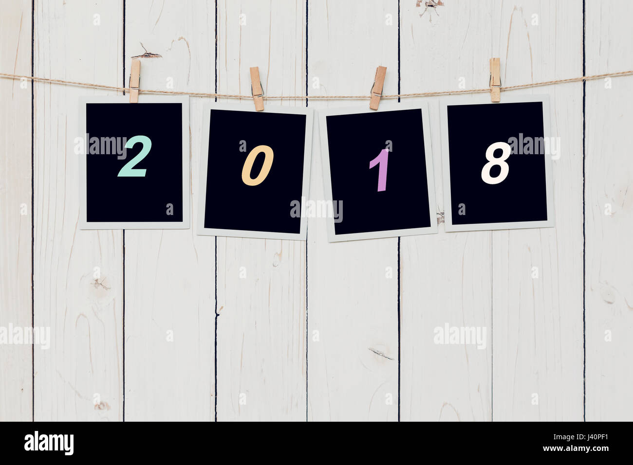 Vier Foto-Rahmen und Text 2018 für Silvester auf weißem Holz Hintergrund mit Raum hängen. Stockfoto