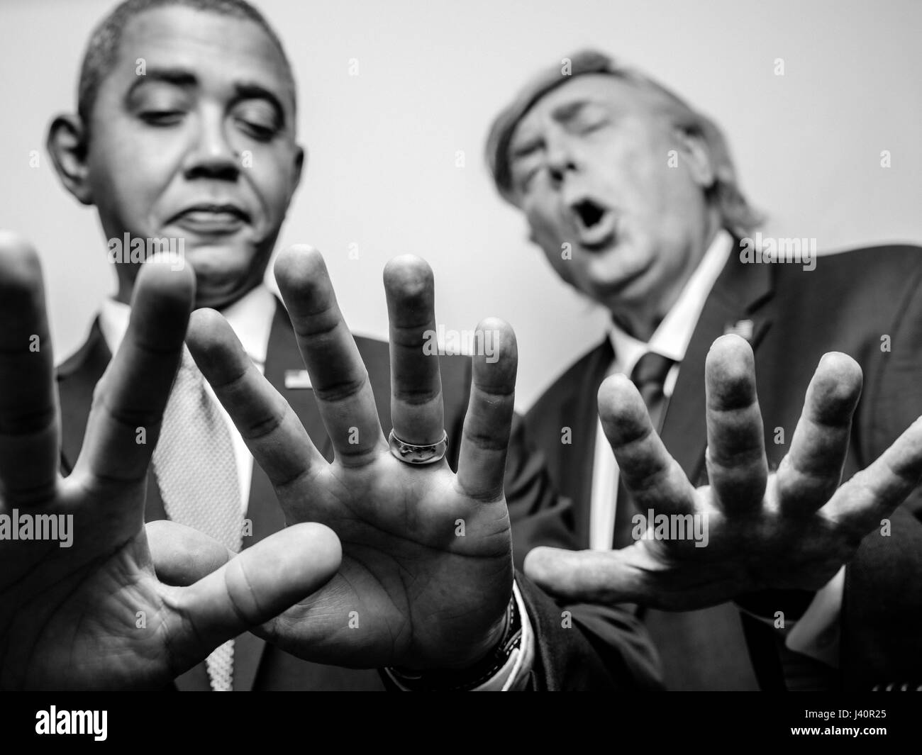 Präsident Barack Obama und Präsident Donald J Trump Lookalikes vergleichen Handgrößen um zu sehen, wer hat die größten Händen bei einem Fotoshooting in Hong Kong. Stockfoto
